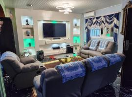 Cozy Flat 5 Minutes To Beach, hotel i Freetown