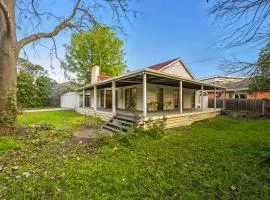 Relaxing Ringwood Getaway near Mullum Mullum Trail