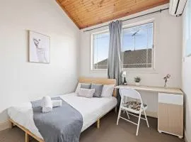 Standard Double Room - Convenient Spot in Bexley - Shared Bathroom