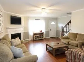 2 Bedroom Townhouse Retreat 10 min to UA Stadium