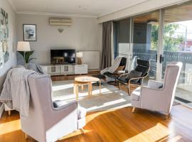 Prime Location Private Home Large Pool Pets welcome, hotel u gradu Glen Iris