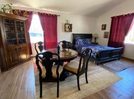 Guest Studio near Businesses and Markets, hotel en Ensenada
