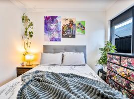 Bright & Cozy Room in Contemporary Home, отель с парковкой в Перте