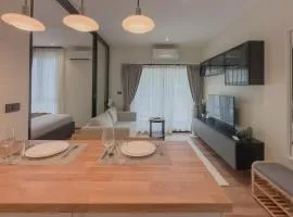 Title Halo Naiyang 1BR Apart Garden View bar table