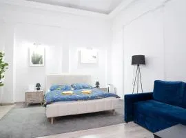 Cozy Main Square Apartment III with Breakfast