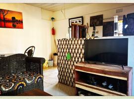 Kalibu Cottage offers you a cozy & private home for your holidays, chalupa v destinaci Livingstone