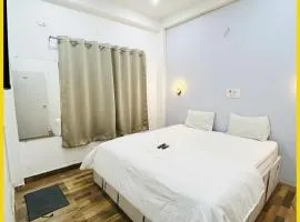 HOTEL VNX THE WHITE HOUSE STAY NEAR DASHASHWAMEDH GANGA GHAT & KASHI VISHWANATH TEMPLE- Offers Spotless & Well Decorated Rooms - #Wifi #Parking #Restaurant Facilities- Best Selling Premium Hotel In VARANASI - Book Now