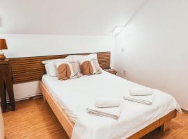 Cosy bedroom for 2 with Balcony in a Family Villa, δωμάτιο σε οικογενειακή κατοικία σε Turnu Măgurele