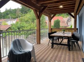 Thann centre, 2 BR, terrasse exposée sud, vue sur la Collégiale, hotel in Thann