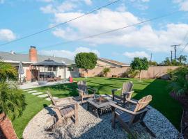 Charming Modern Escape with Outdoor Living, hotel v destinaci San Dimas