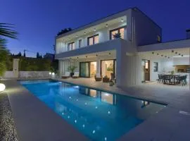 Villa LUMINOSA with outdoor and indoor pool and sauna