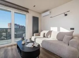 Air Conditioned Studio with Mountain View, Parking and Balcony by Noclegi Renters