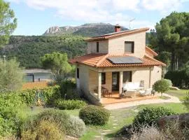 Casa con piscina y vistas al Pantano de San Juan