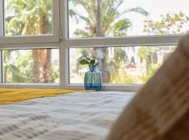 Modern Amber Apartment & Prime Old Town Location