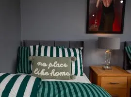 House -Sleeps 8 parking suitable for contractors