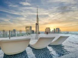 Magical Apt with Rooftop Pool & Burj Khalifa View!