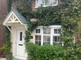 Cosy Cottage Central Bawtry - 2 Bedroom - High End Furnishings