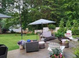 Cottage Room Office Retreat, Hotel in Gainesville