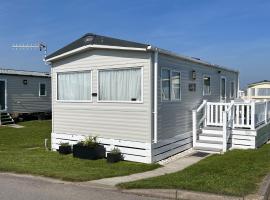 Sea Esta Beautiful 2 Bedroom Caravan At Sealbay Resorts,, hotel in Selsey