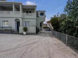 1 Bedroom Nice Apartment In Duce