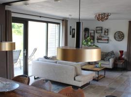 Luxury waterfront villa, not far from the beach, hotel v destinaci Goes