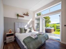 Stylish 3-Bed Lodge with Golf & Spa Access, alojamento de turismo selvagem em Hemborough Post