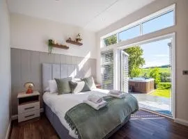 Stylish 3-bed Lodge With Golf & Spa Access