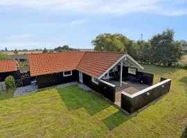 Cozy Cottage Near Beach With Fenced Garden