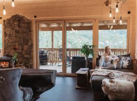 Romantikchalet Bärenhöhle, hotel with hot tubs in Vorra