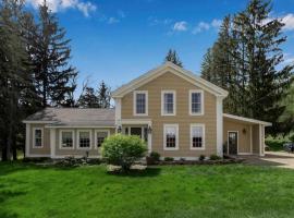 4 bedroom house with hot tub, hotel in West Valley