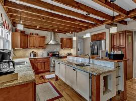 4 bedroom house with Hot Tub and Game Room near Ellicottville, Hotel in West Valley