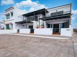 Apartamento El Charcon B - 10 meters to the Beach By Lanzarote Vacation Homes