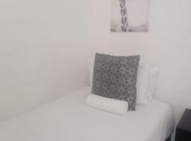 LaPeroge Home, hotel in Ballito