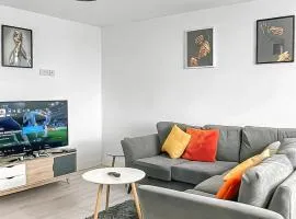 City Centre 2 Bedroom Flat With NETFLIX, Games, Wi-Fi , Parking By Hush Haven Homes Short Lets and Serviced Accommodation