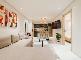 NEW Apartment Central 1BR-Queensize, AC&Terrace, beach hotel in Marrakech