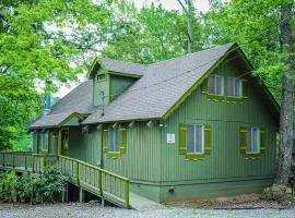 Cozy pet friendly chalet! Perfect fishing spot!