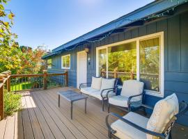Walk to Rogue X Medford Family Home with Large Yard，位于梅德福的酒店
