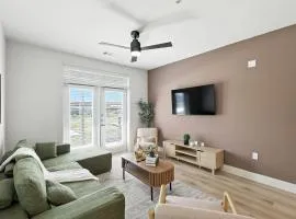 95 Luxury 2B2B Condo DT Fort Worth, Resort Style Pool & Gym, Golf Simulator, 7M to Dickies Stadium, 15M to AT&T stadium