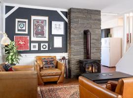 The Downtown Hive by Revelstoke Vacations, biệt thự ở Revelstoke