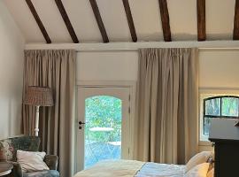 Logeerkamer Water op Buitenplaats de Burgwal、ルースデンのホテル