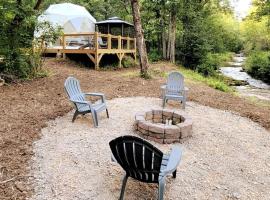 Geodome Nature Escape, Creekside, WIFI & Hot Shower, luxury tent in Purlear