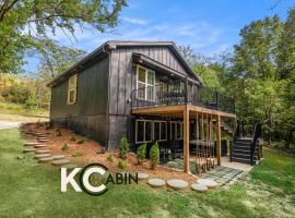KCcabin - Modern Wooded Retreat with Hot Tub, hotel in Grain Valley