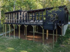 The Hollow House, hotel a Stella
