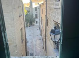 Une chambre à louer dans une maison au centre ville Uzes, hotel a Uzès