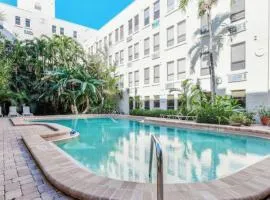 TROPICAL Palm Beach WIFI 2BEDROOM 2BATHROOM OutdoorPOOL Beach Garden
