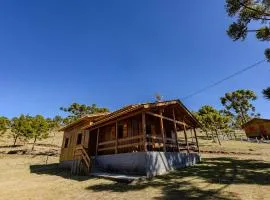Casa de campo com deck e vista para as montanhas