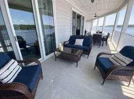 Lakeview Luxe Penthouse