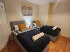 Comfy 3-Bed House - Sleeps 6 & Free Parking