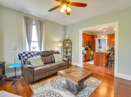 Walk to Lake and Dining Inviting Sackets Harbor Apt, hotel en Sackets Harbor