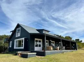 Hillandale House- a modern farmhouse near Plett